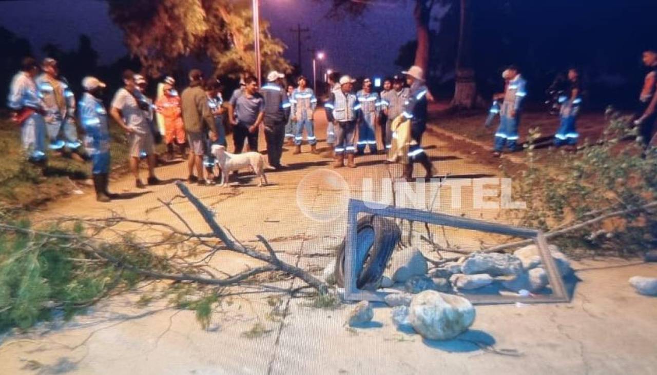 Santa Cruz: Trabajadores del vertedero municipal bloquean ingreso de camiones exigiendo pago de sueldos