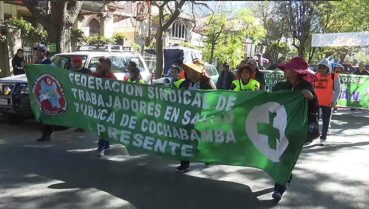 Desde este lunes, trabajadores en salud de Cochabamba inician paro indefinido en demanda del pago del bono de vacunación
