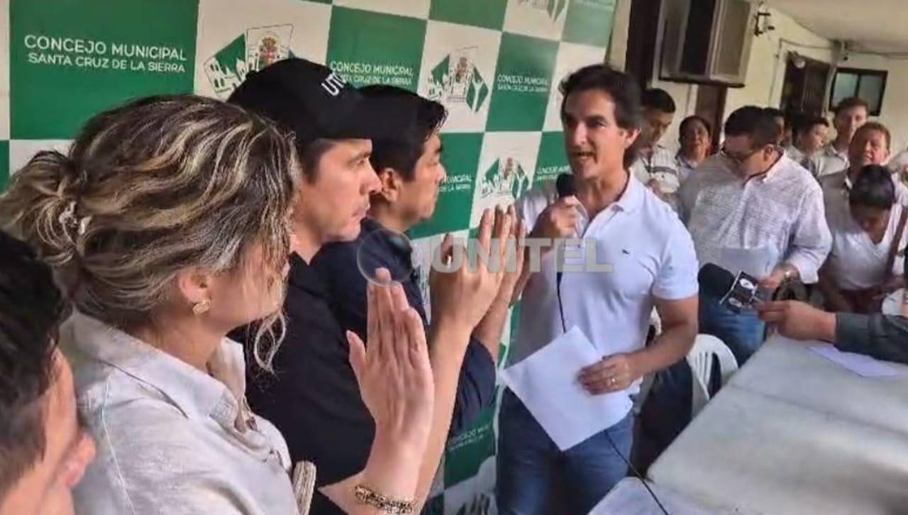 En tensa sesión eligen a Israel Alcócer como presidente del Concejo Municipal de Santa Cruz de la Sierra