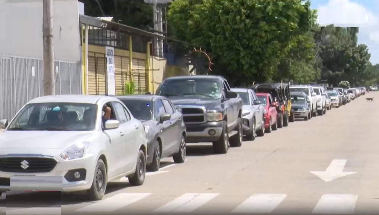 Reportan reactivación de filas en surtidores de Cochabamba y Santa Cruz