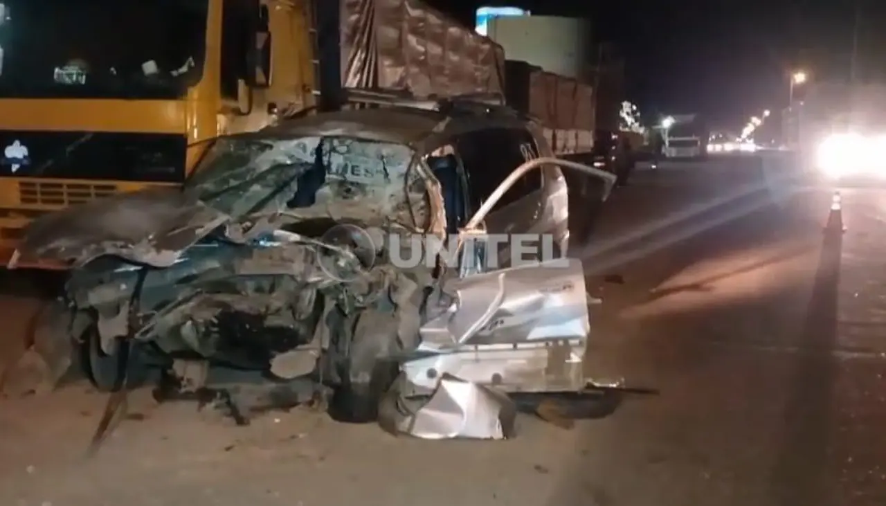 Aparatoso accidente: Un trufi choca por alcance un camión que transportaba caña