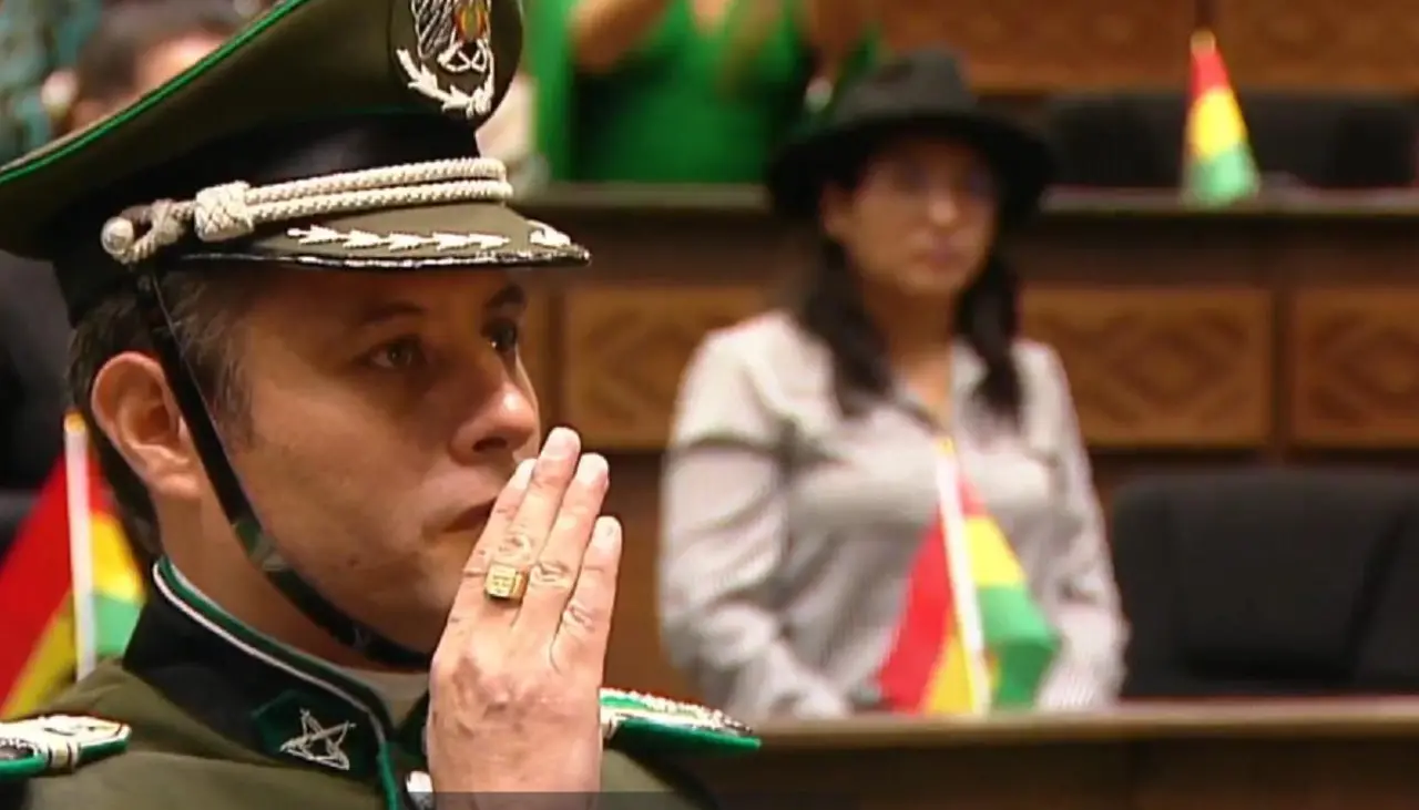 Con uniforme policial, Lara jura como Vicepresidente de Bolivia 