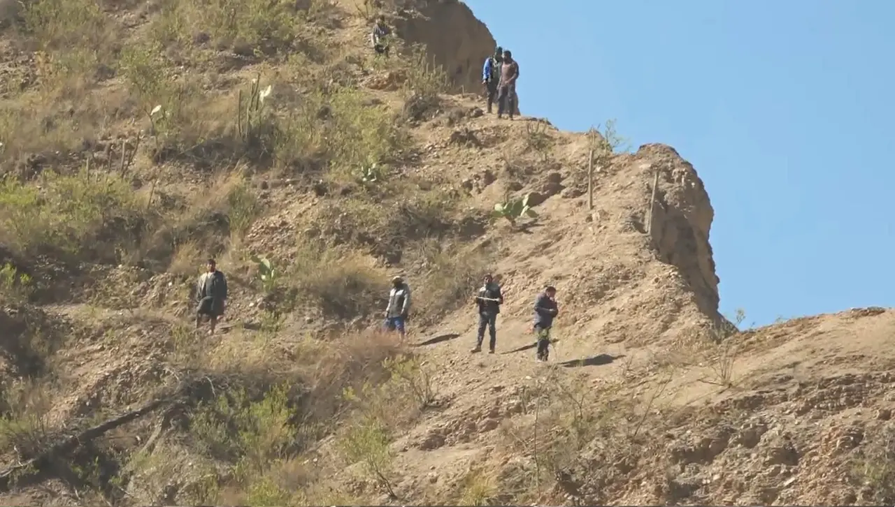 La Paz: Desde cerros, bloqueadores arrojan dinamita y se enfrentan a contingente policial en Huajchilla