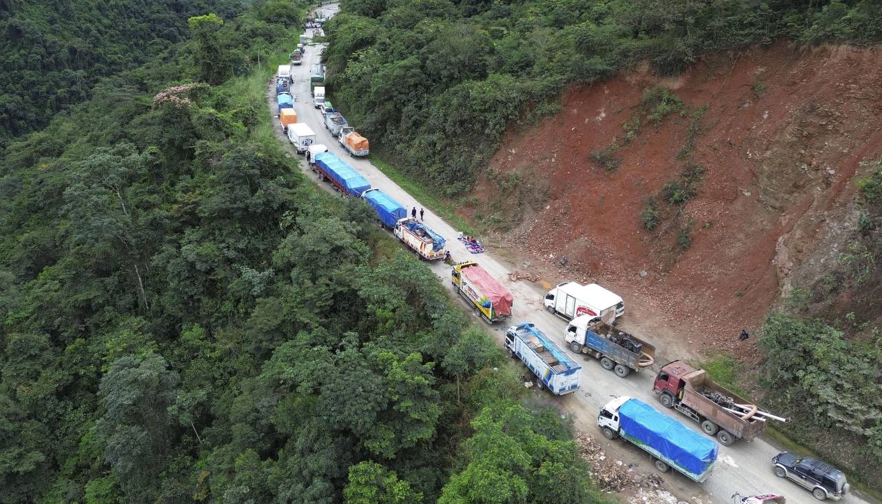 Transportistas de los Yungas anuncian bloqueo indefinido desde este viernes por la calidad de la gasolina y carreteras
