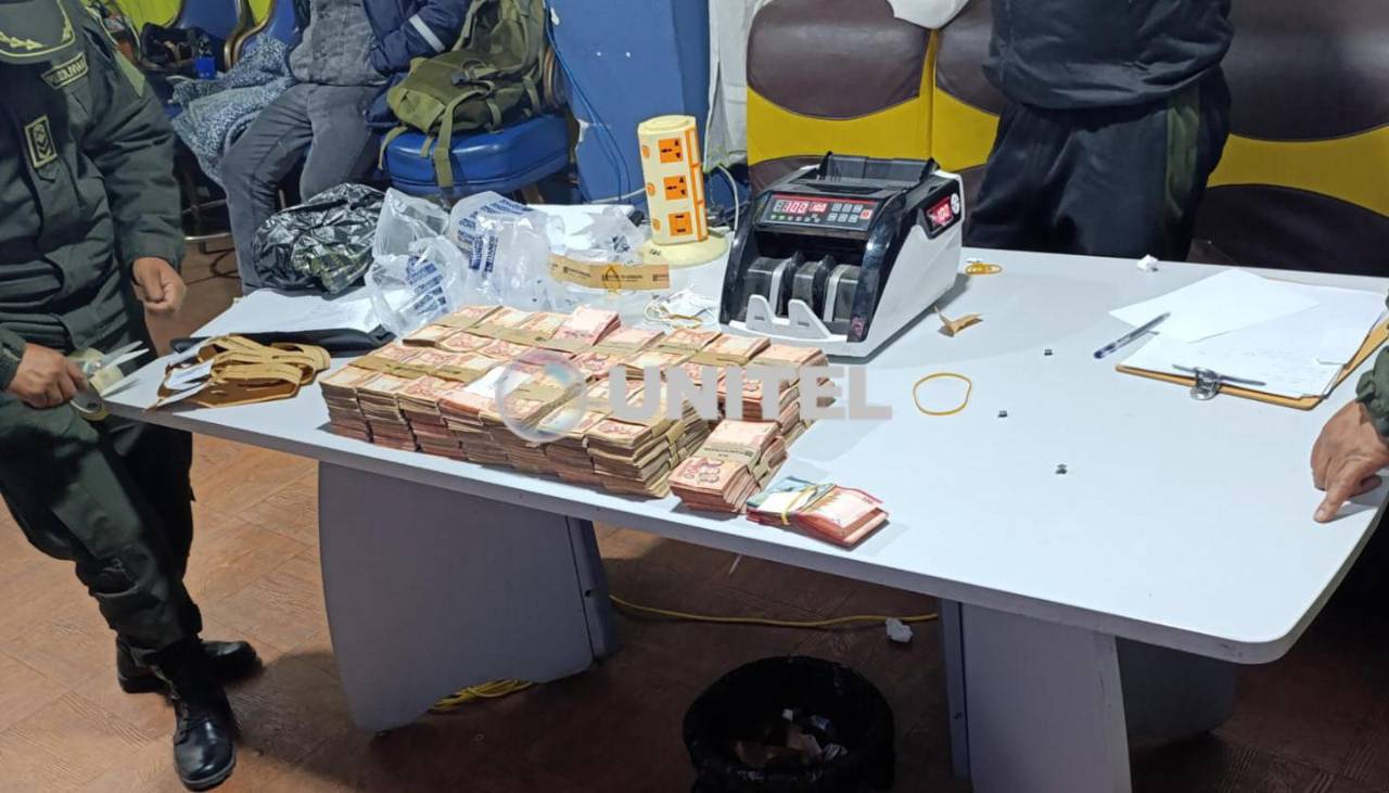La Paz: Aprehenden a un hombre con casi Bs 5 millones en una maleta y se investiga si tiene vínculos con bloqueos