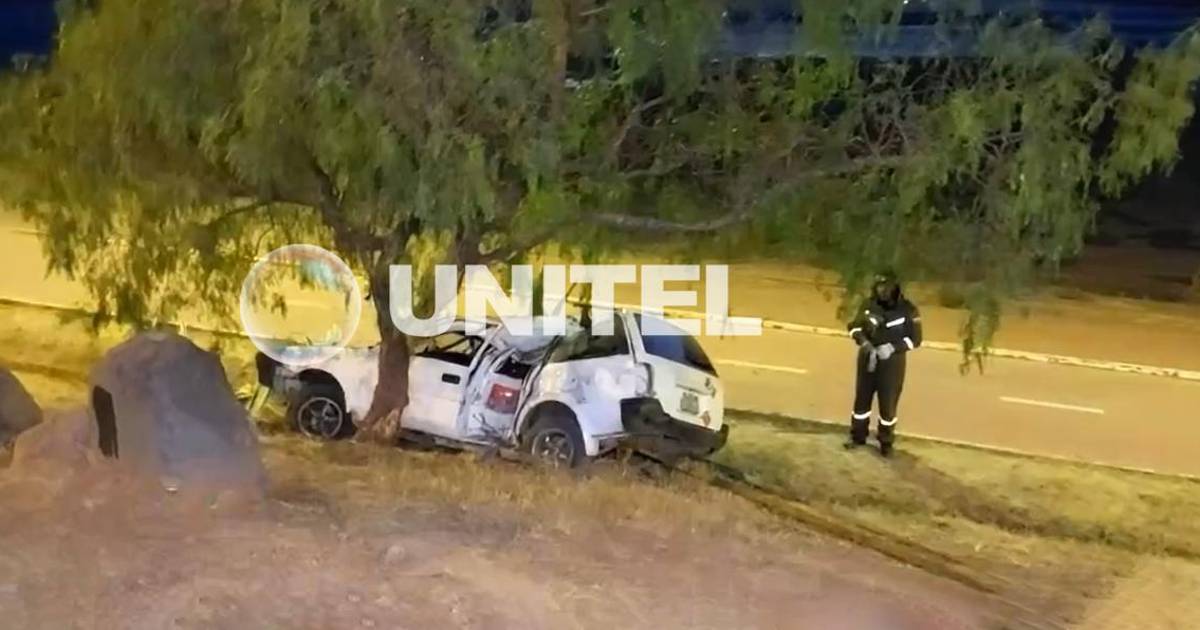 Conductor abandona su vehículo tras perder el control y chocar contra ...
