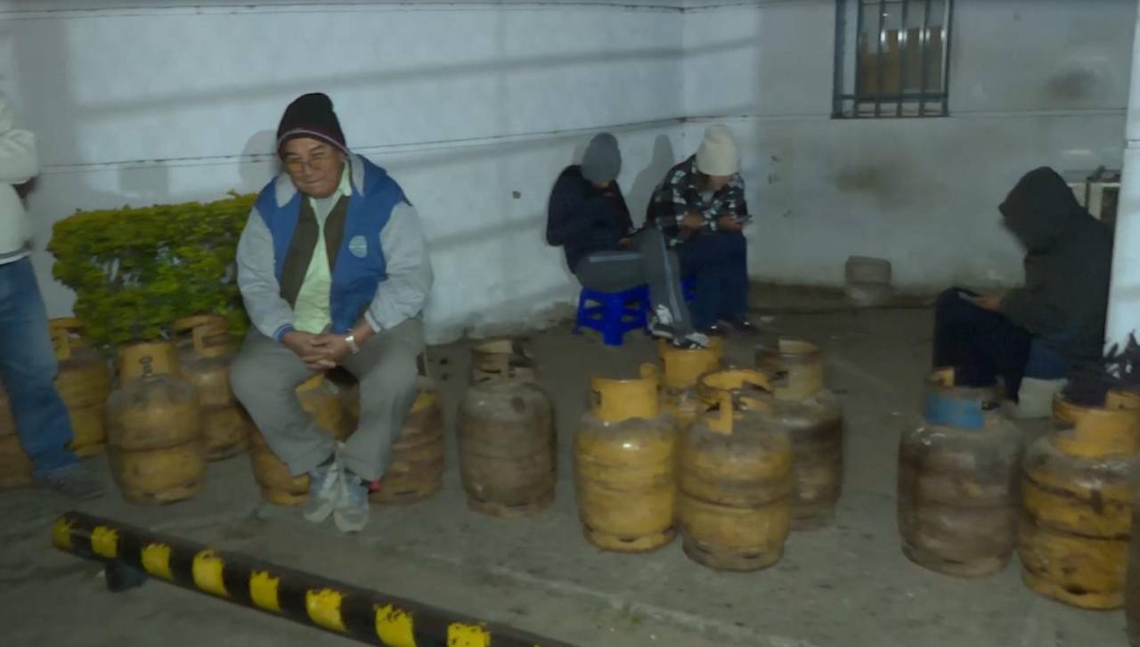 Vecinos madrugan a las agencias distribuidoras en busca de conseguir gas de garrafa