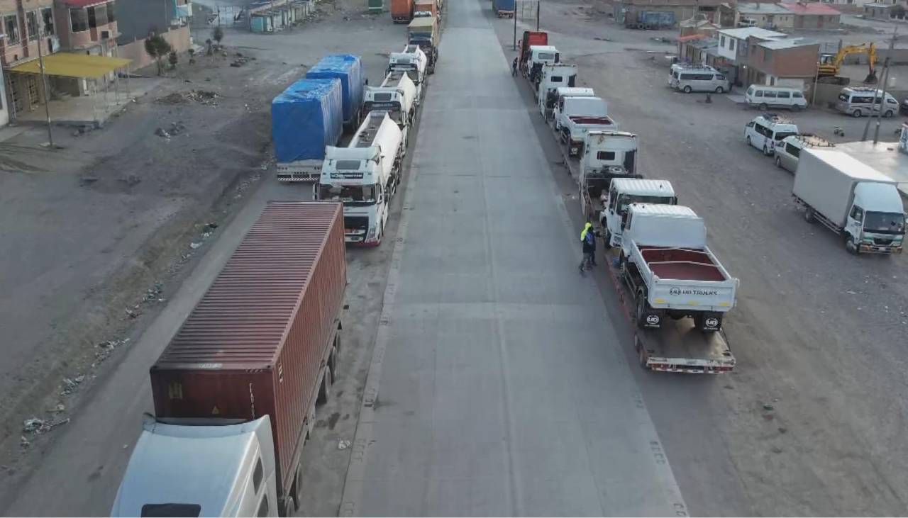 Transporte: 500 camiones permanecen varados en la frontera con Chile por cierre nocturno del paso