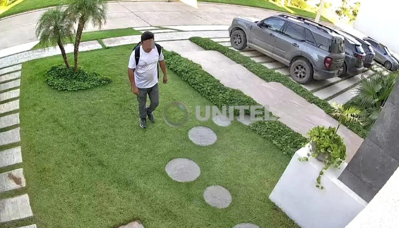 Hombre es capturado tras chocar auto que robó en un condominio en Santa Cruz