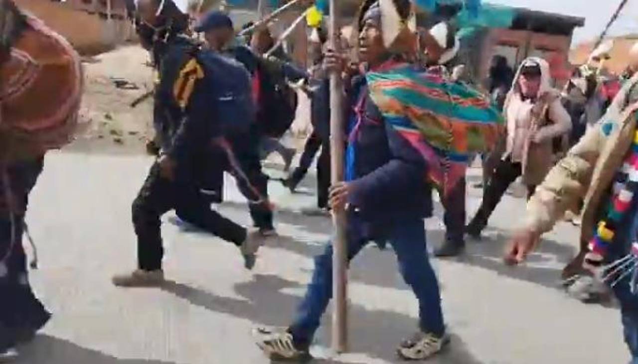 Marchistas de Potosí y Cochabamba llegan a La Paz con palos y dicen que buscan la renuncia de Paz