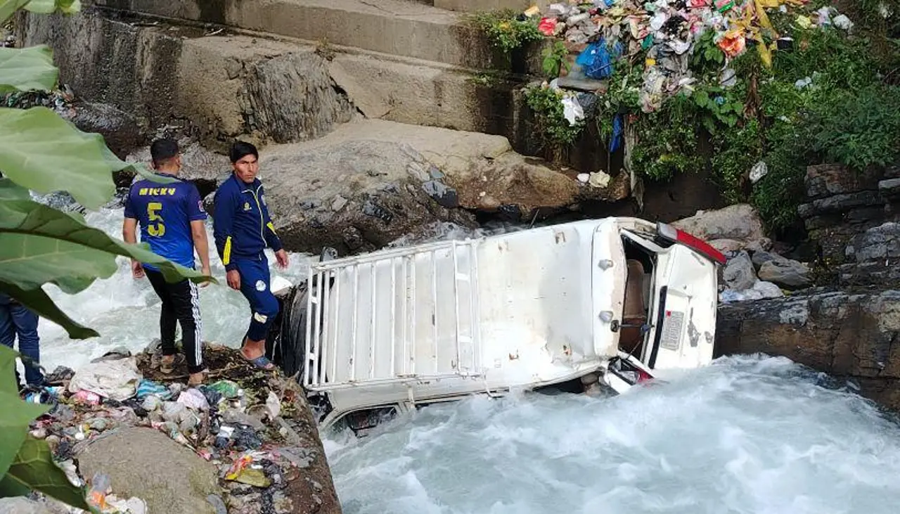 Minibús cayó en un rió en La Paz y un bebé fue arrastrado por la corriente 