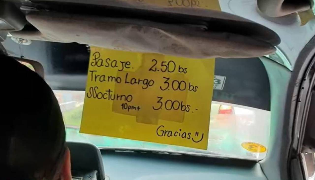 Sin autorización, conductora de trufi colocó letrero con una tarifa adicional para el transporte en Cochabamba