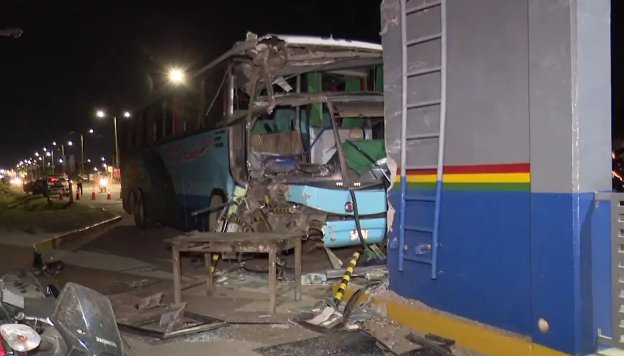 Difunden lista de 12 heridos de accidente de flota que se chocó contra un retén