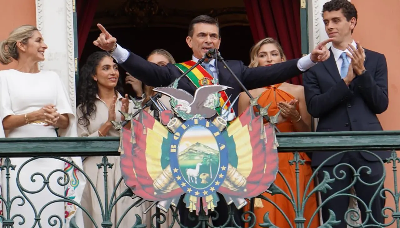 Rodrigo saluda desde el balcón de Palacio y dice que ya hay decisiones en cuanto a leyes y decretos