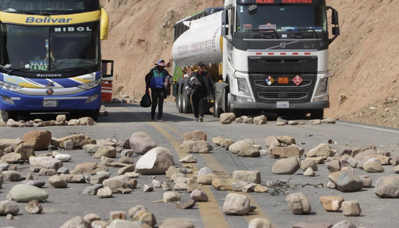 Persisten 14 puntos de bloqueo en Bolivia; Cochabamba sigue aislada y hay protestas en Santa Cruz y Oruro