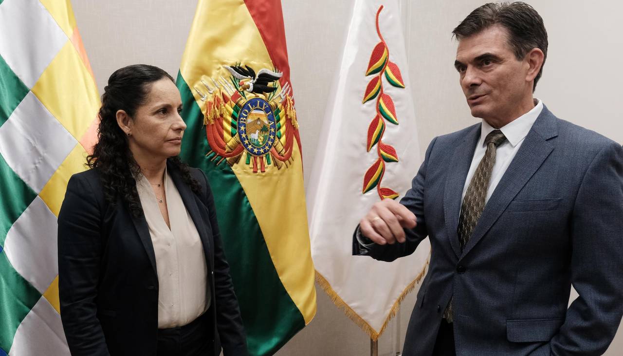 Paz toma juramento a Cronenbold como presidenta de YPFB y anuncia un “segundo tiempo” para la petrolera estatal