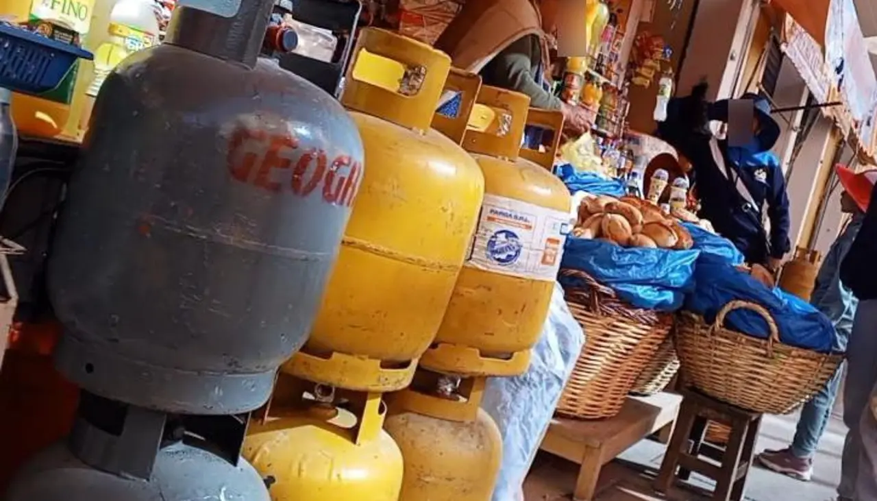 Gas boliviano que sale de contrabando se vende en las calles de Perú