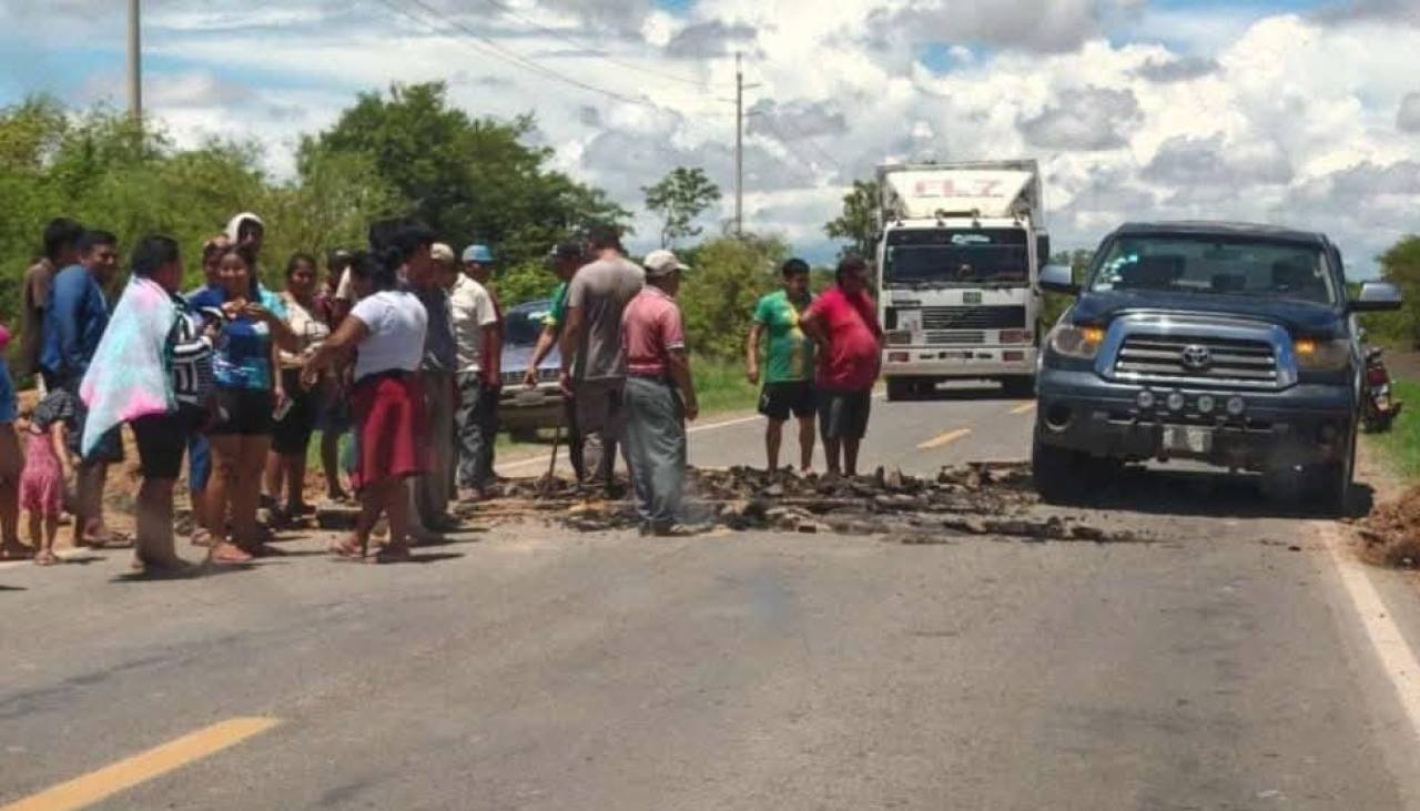 En San Julián destruyen una parte de la carretera Santa Cruz - Trinidad para que drene agua que inundó un barrio 