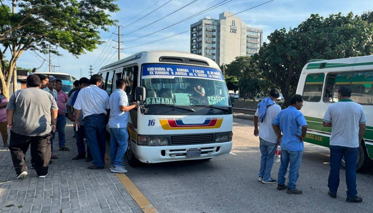 Micreros advierten que protestas seguirán hasta que se apruebe el incremento del monto del pasaje en Santa Cruz de la Sierra