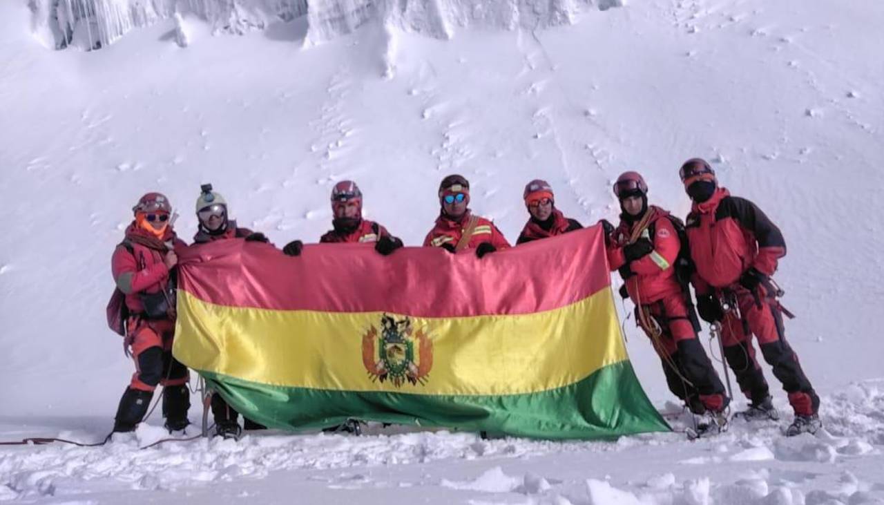 La tricolor llega a la cima del Huayna Potosí de mano de los Bomberos de la Policía
