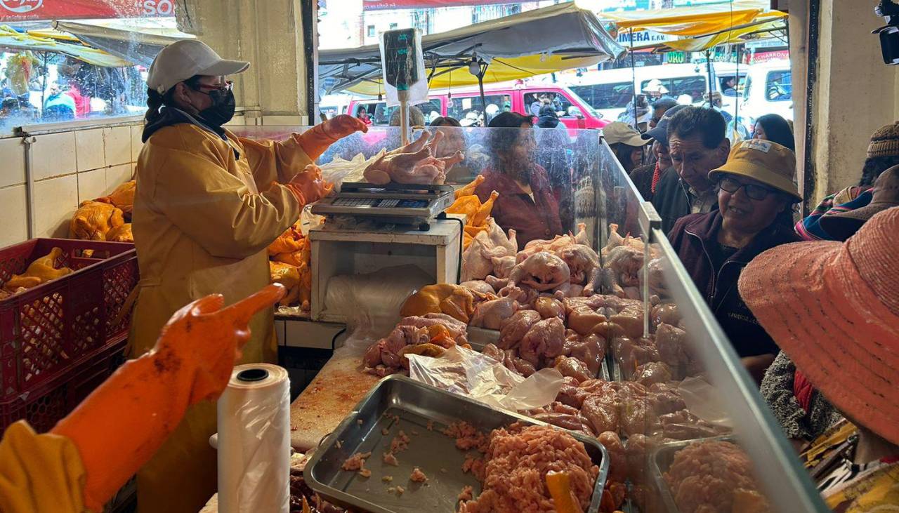 El pollo es escaso en mercados paceños y se vende en más de Bs 22 por kilo