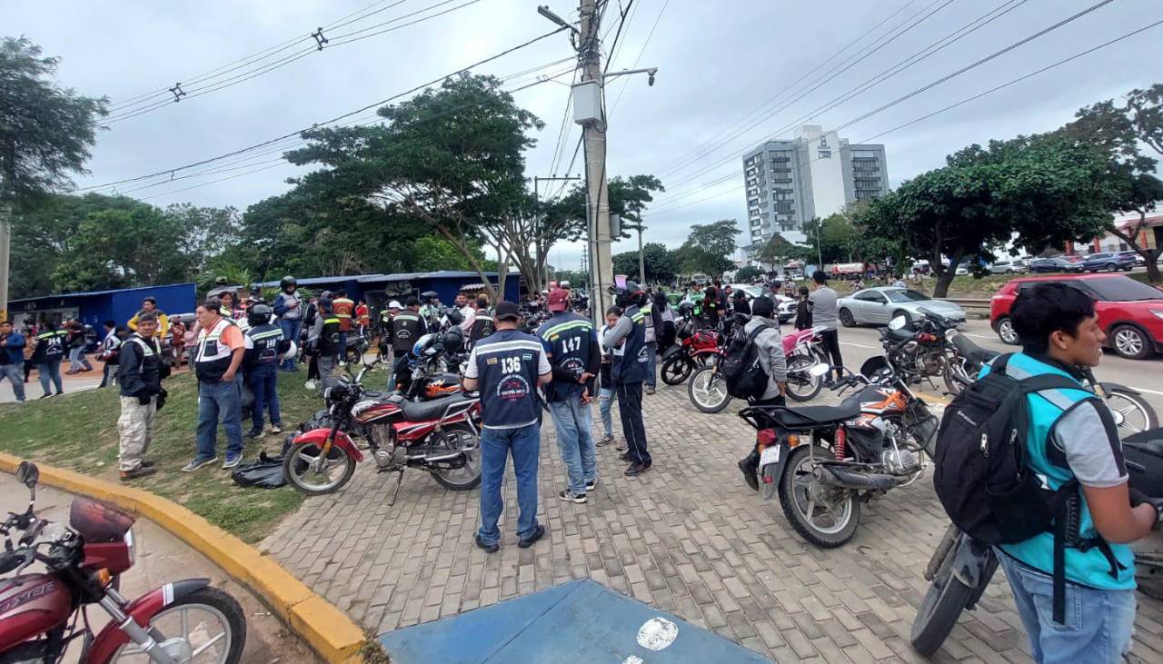 Mototaxistas bloquean la Quinta Municipal y exigen que la Alcaldía cruceña no los reubique