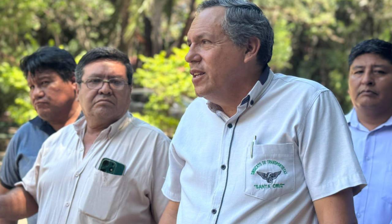 Santa Cruz: Más de 4.000 micros no podrán trabajar este lunes ante nuevo precio del diésel, según dirigente