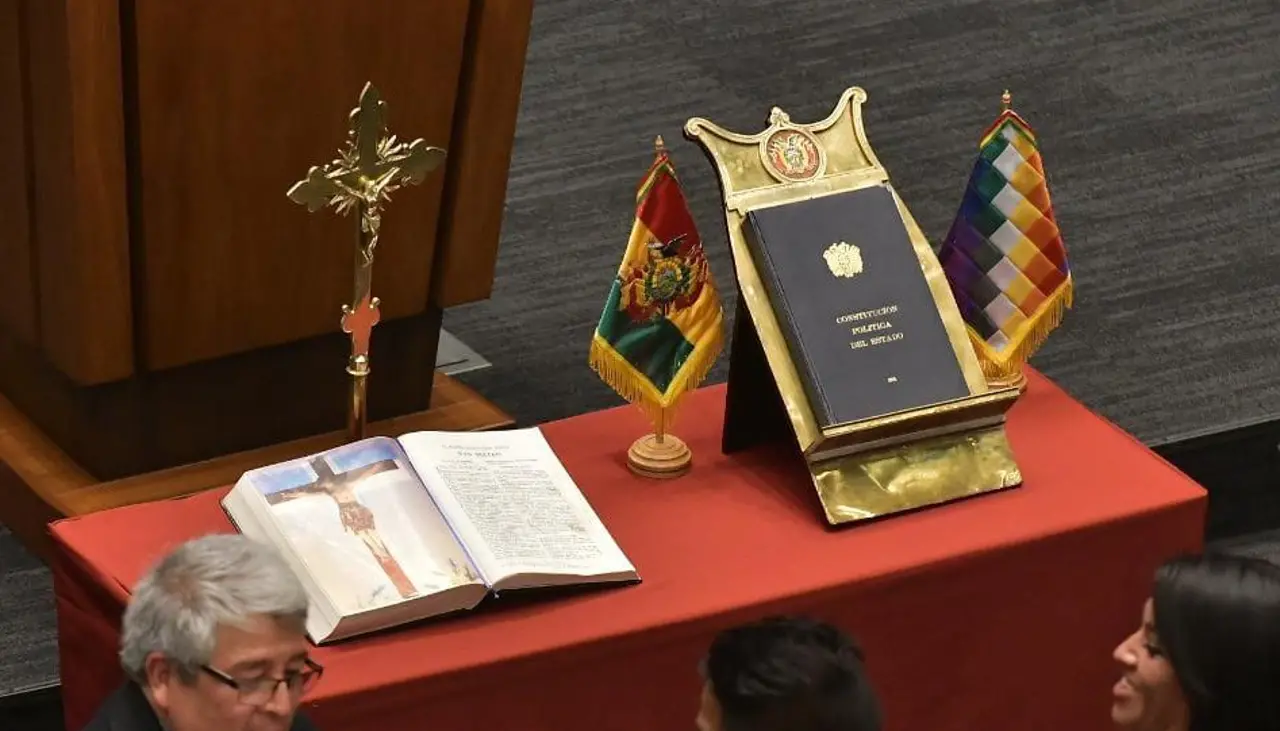 Cámara Baja: Por más de dos tercios, se reponen el crucifijo y la Biblia para el juramento de los diputados