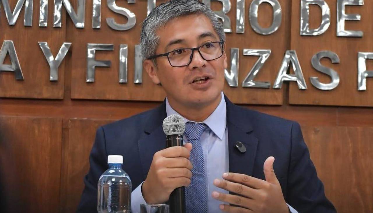 Espinoza dice que el dólar en el mercado paralelo se estabilizó entre Bs 9,20 y 9,30 y anuncia unificación cambiaria este año