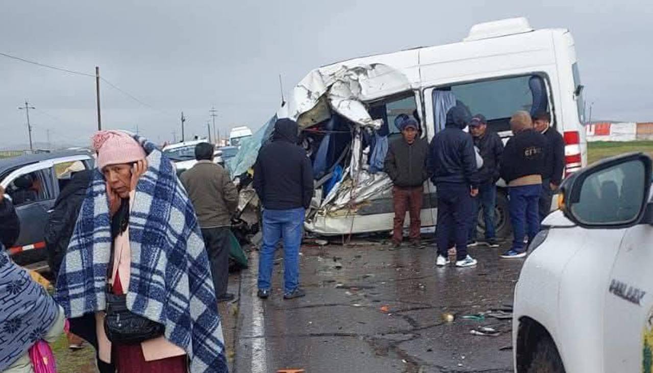 Cantante peruano que tenía presentación en Bolivia sufrió un accidente de tránsito; se reporta un muerto y varios heridos