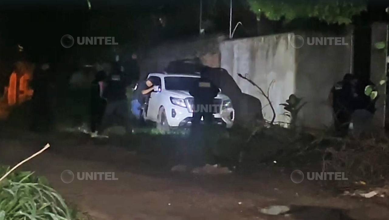 Hallan camioneta abandonada que se presume fue usada por los extranjeros que enmanillaron a dos policías