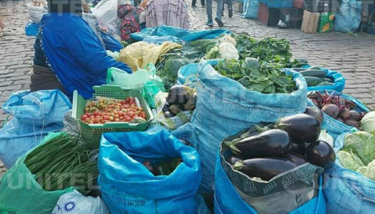Bloqueos afectan la llegada de verduras y elevan los precios en mercados de La Paz