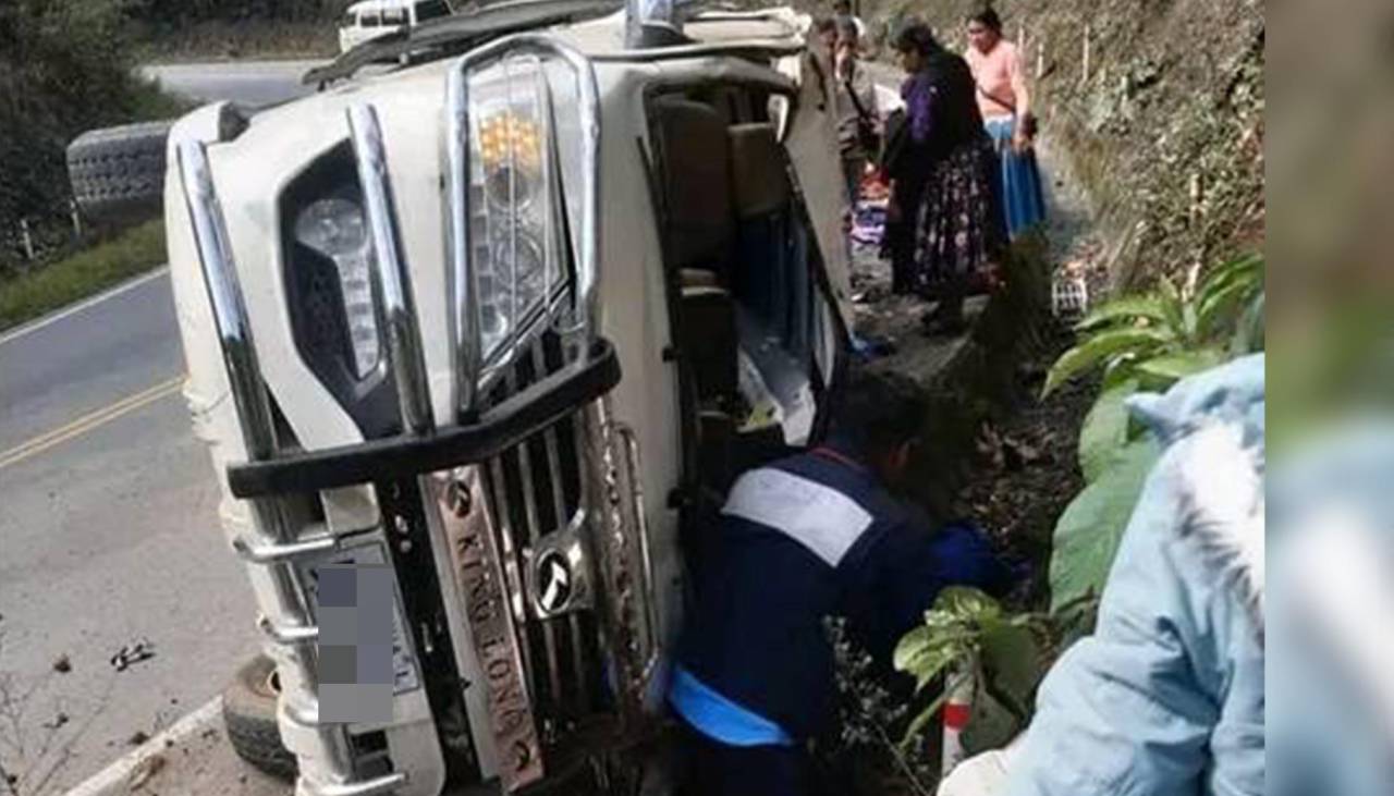 Vuelco de un minibús en el norte de La Paz deja 14 heridos