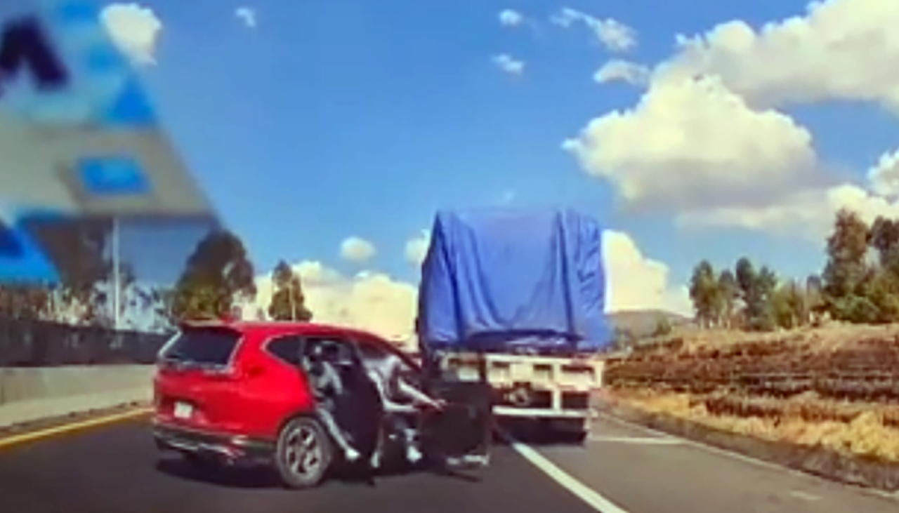 Video: Así fue cómo en segundos una familia logró evitar un atraco en plena carretera 