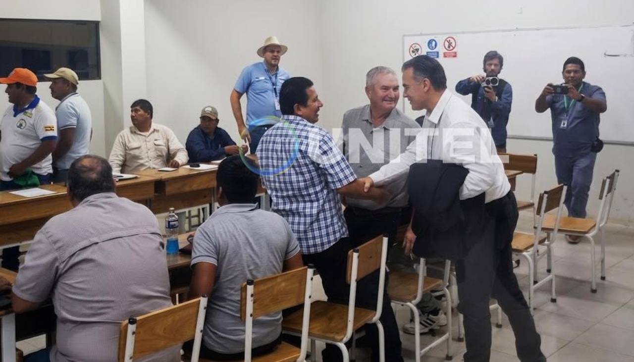 Ministro de Defensa llega a Cuatro Cañadas y se reúne con sectores movilizados por el diésel