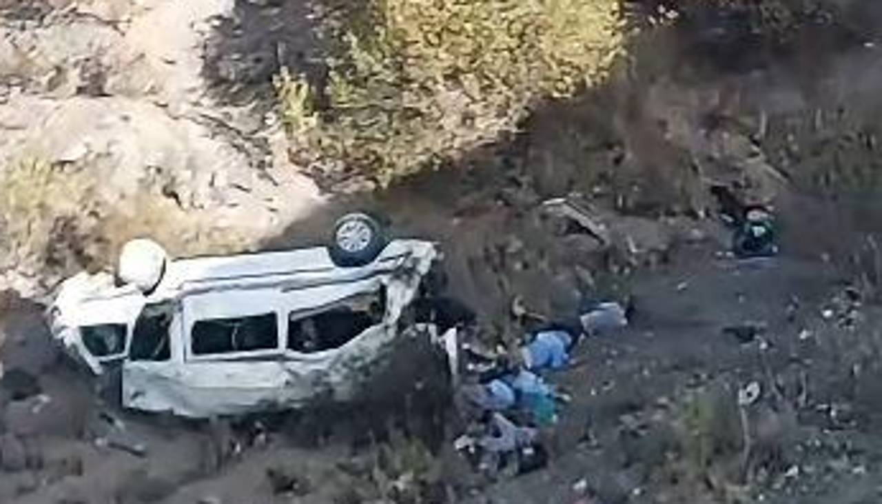 Minibús se precipita a un barranco en la carretera a Palca y deja varios heridos