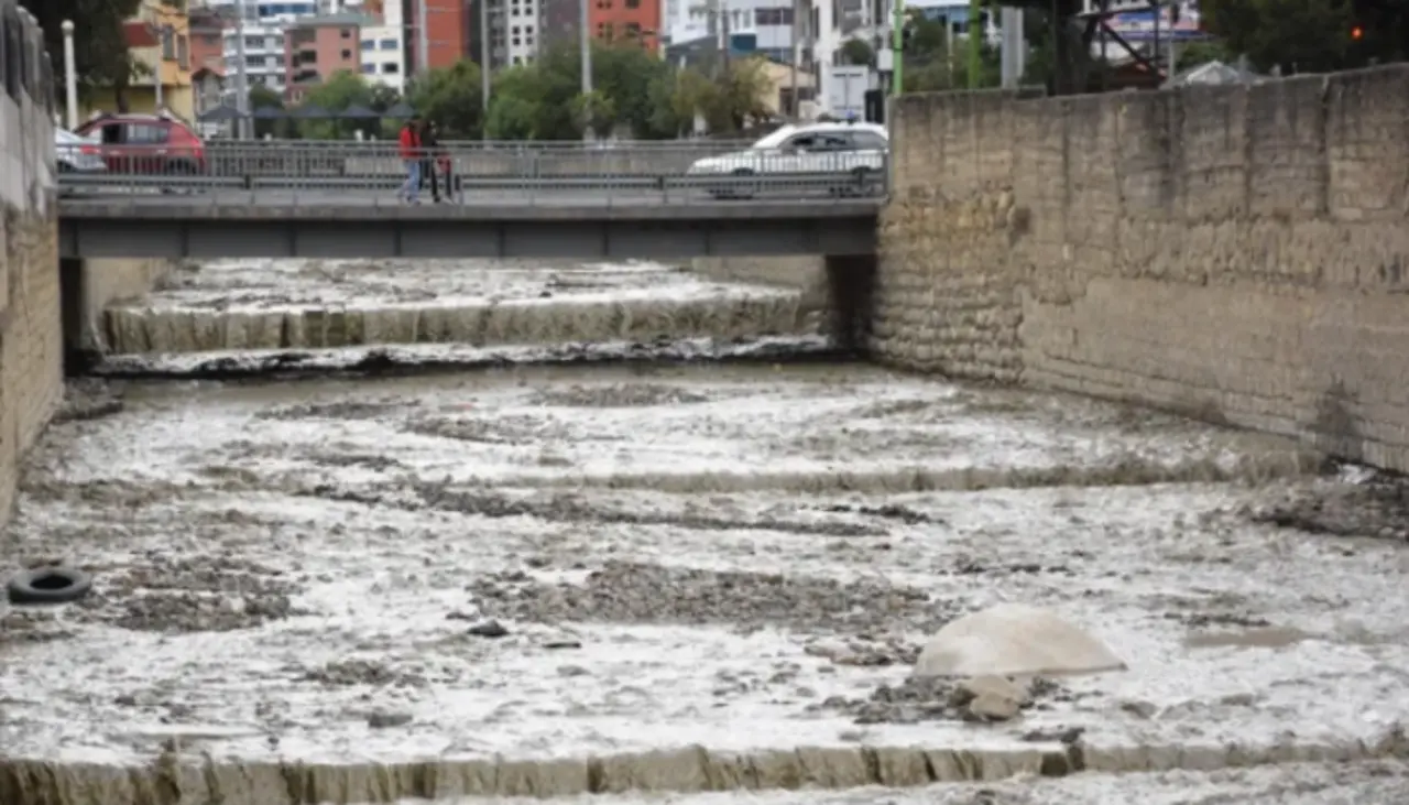 La Paz: Bomberos salvan a mujer de ahogarse en un río