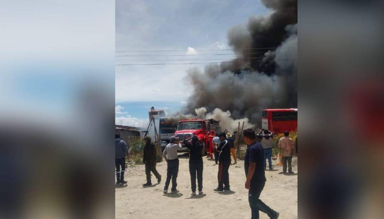 Incendio deja convertidos en chatarra a cinco buses que estaban en un taller mecánico de Oruro