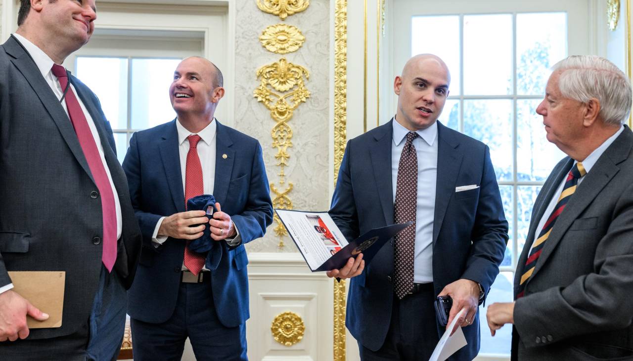 Foto filtrada de la Casa Blanca muestra imagen editada en la que se ve a Petro y Maduro como si estuvieran presos