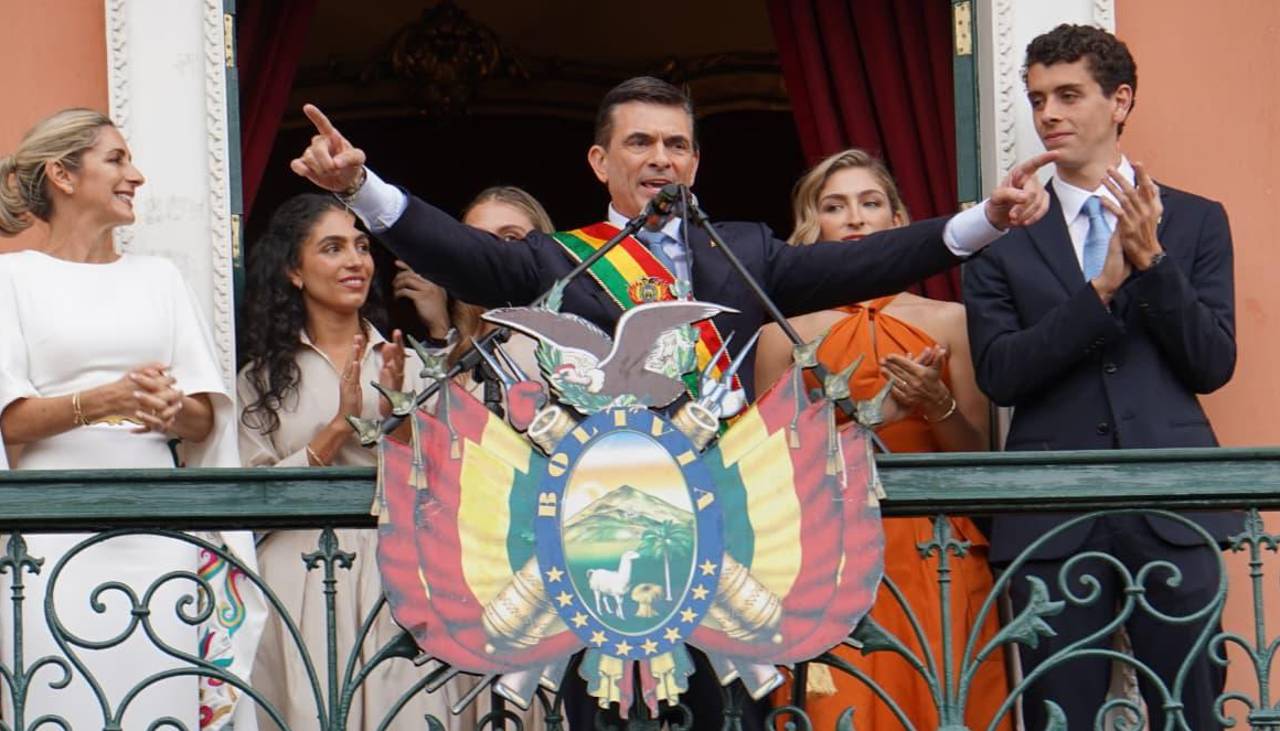 Rodrigo saluda desde el balcón de Palacio y dice que ya hay decisiones en cuanto a leyes y decretos