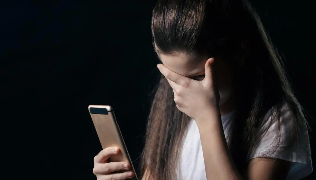 Oruro: una madre descubrió mensajes y fotos que revelaron un grave delito contra su hija; un policía fue aprehendido