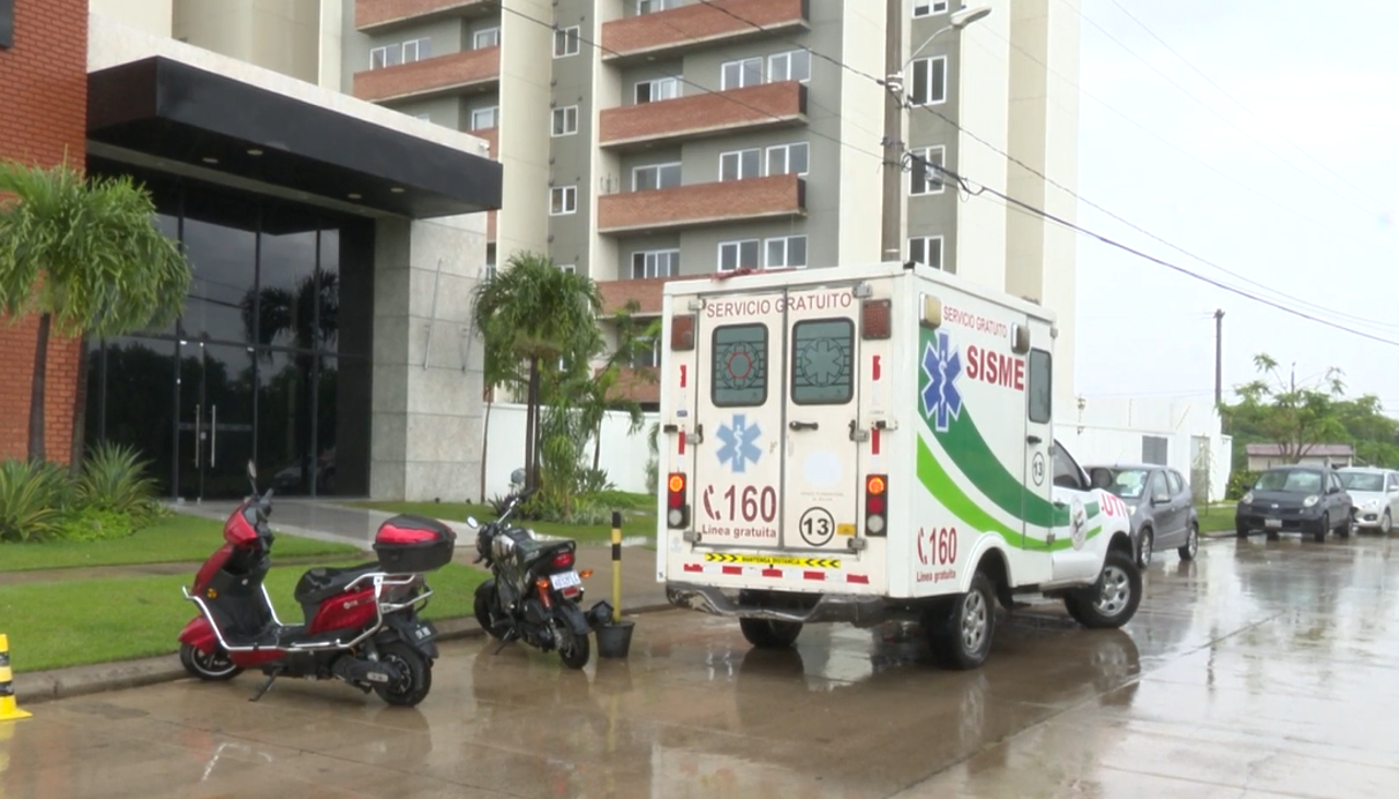 Niña muere tras caer del séptimo piso de un condominio de la zona norte de Santa Cruz