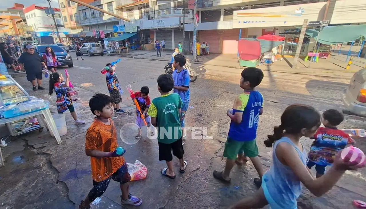 El ‘Carnaval de calle’ también se vive en los barrios de la capital cruceña