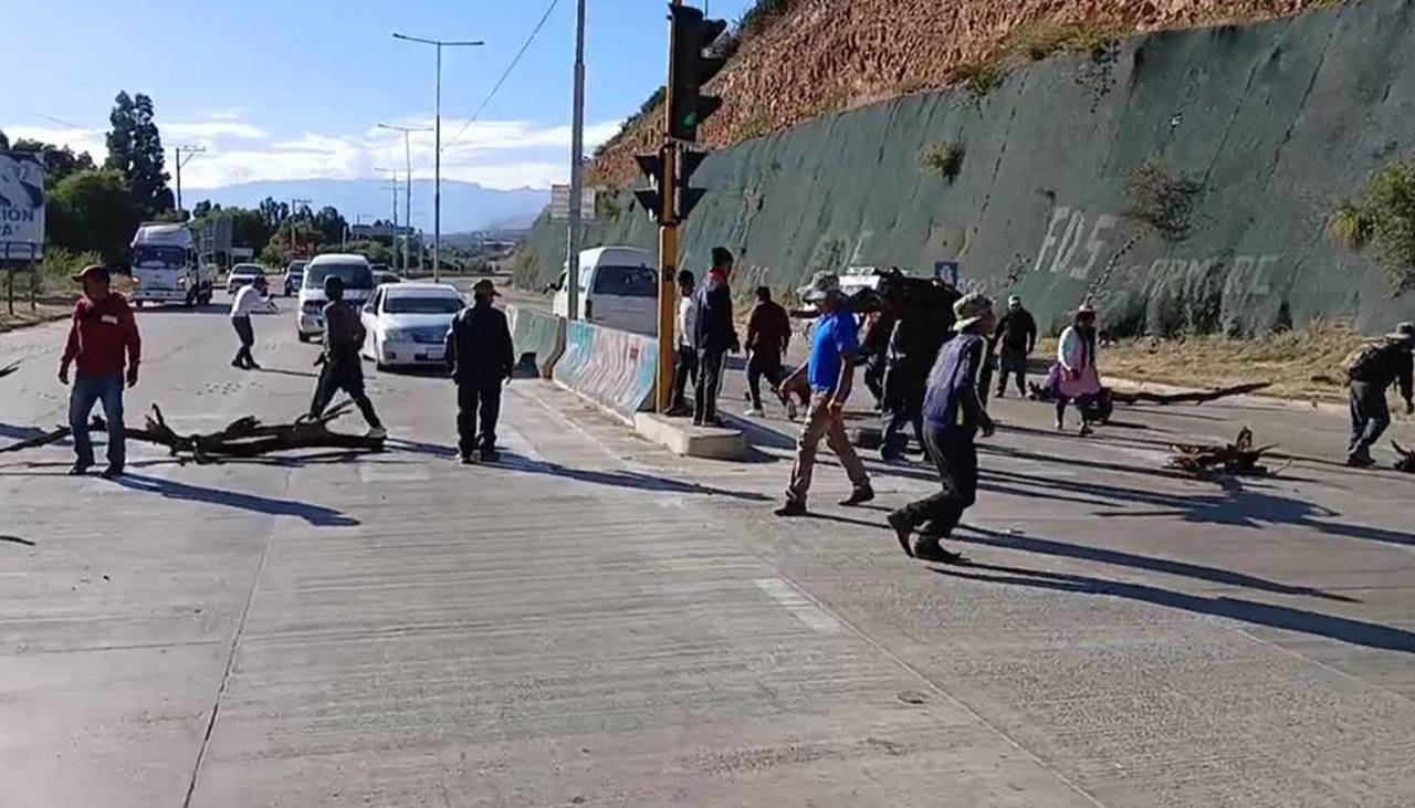 Evistas bloquean la carretera antigua Cochabamba-Santa Cruz, a la altura del cruce Tarata