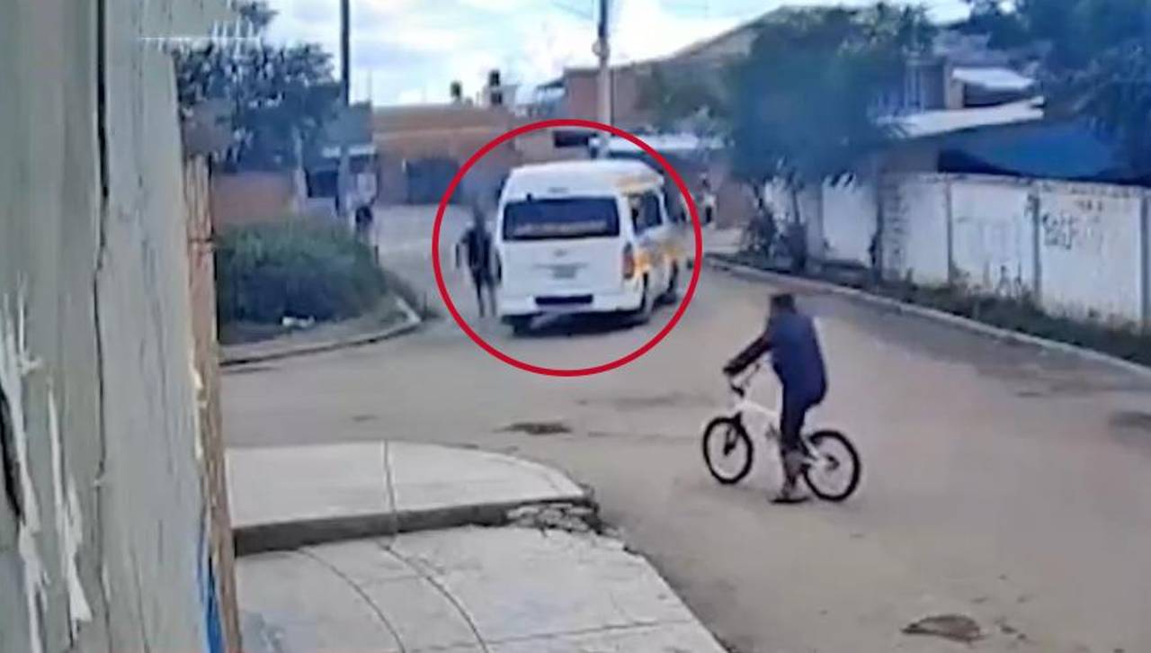 Video: Trufi fuga tras atropellar a un adolescente que transitaba por una calle