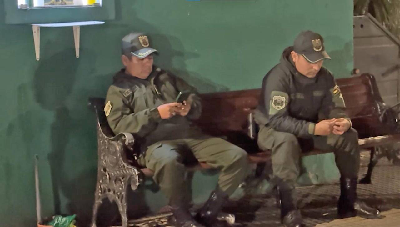 Acusan a dos policías por extorsión de Bs 5.000 en una comisaría de Santa Cruz