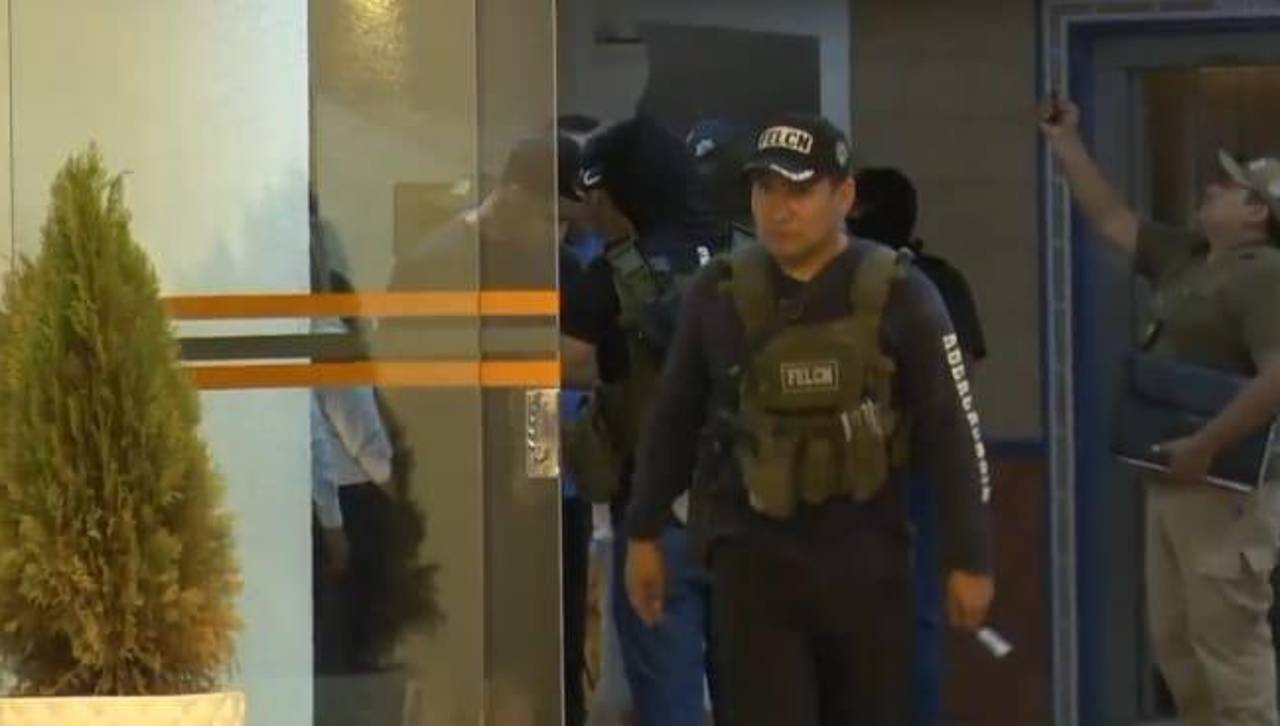 Aprehenden a tres extranjeros con armas de fuego y drogas durante operativo en condominios de Equipetrol