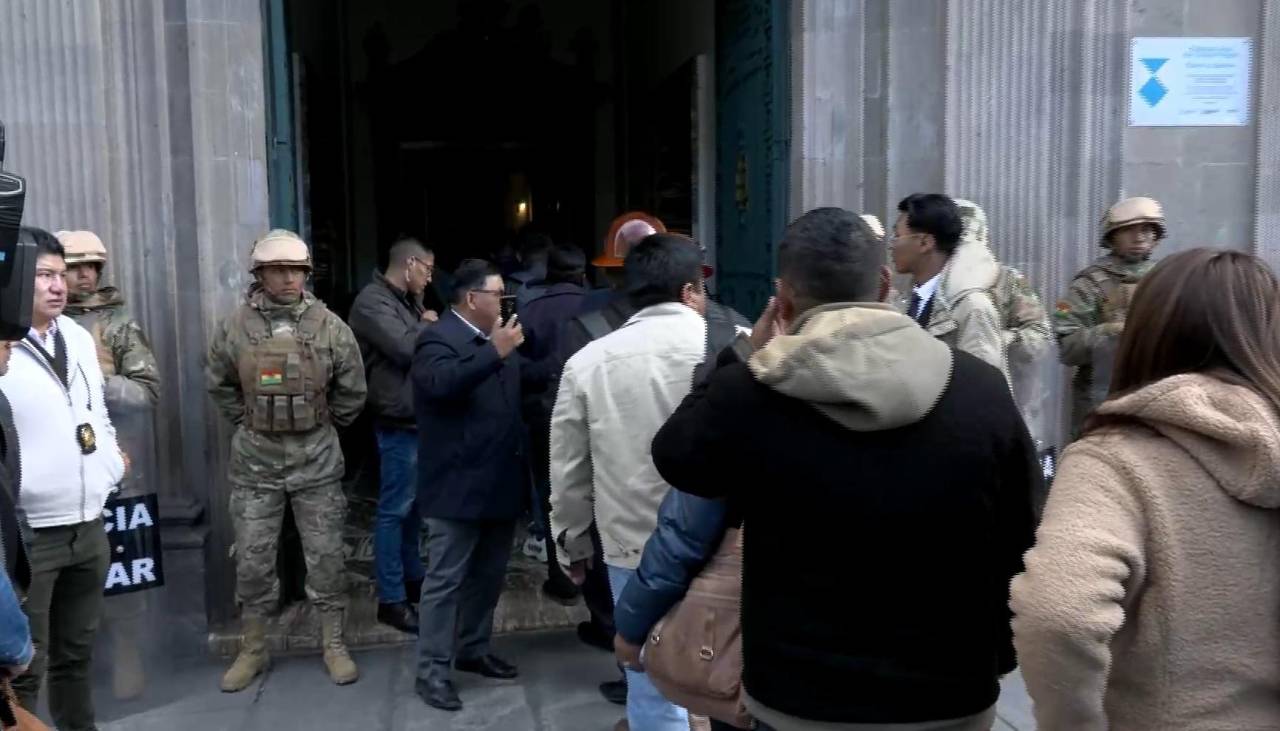 Representantes de diferentes de sectores sociales ingresan a Palacio de Gobierno