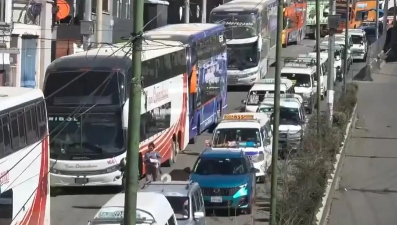 Filas por diésel se registran este sábado en la avenida Montes de La Paz