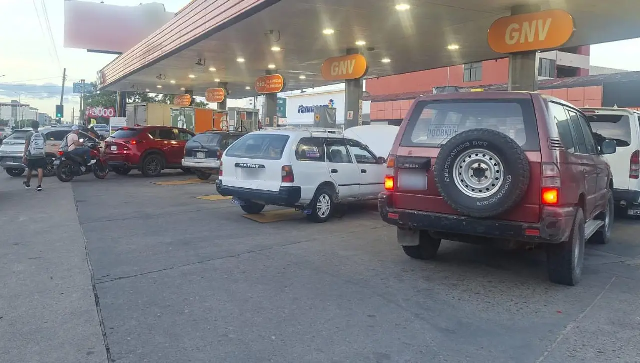 Mientras persisten las filas por combustible en Santa Cruz y Cochabamba, cisternas esperan descargar en Palmasola